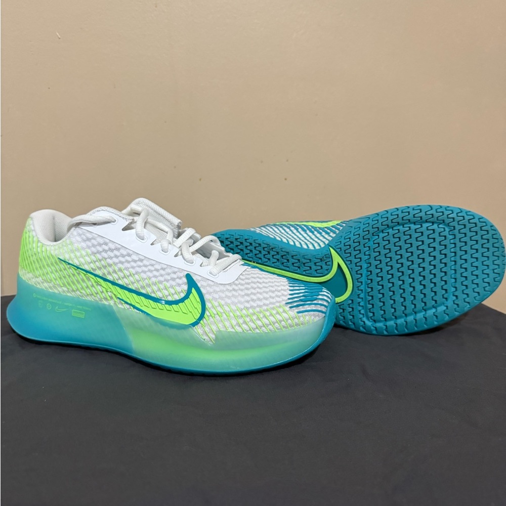 Brand new!! Nike Multi colored tennis shoes!! Size 7.5/8